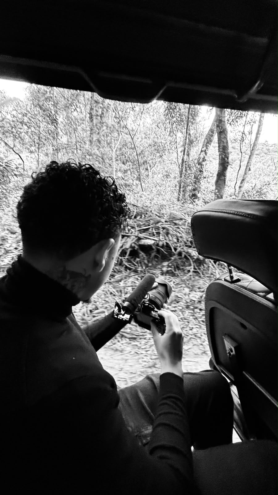 Gabriel gravando com camera