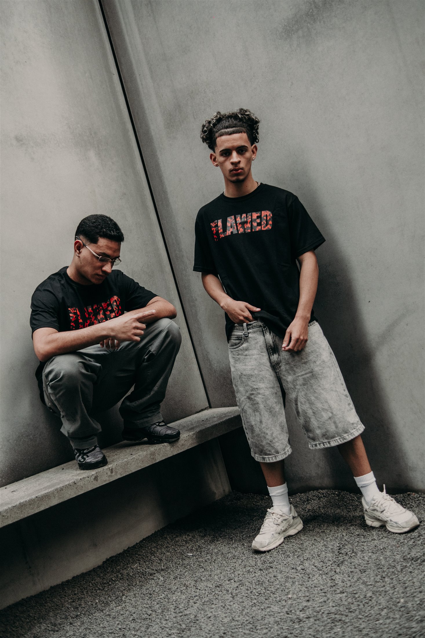 Editorial da Flawed com dois modelos usando camisetas da marca